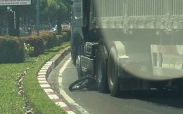 Chồng ôm thi thể vợ khóc ngất giữa đường