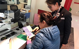 Người phụ nữ gửi tiết kiệm 3,5 tỷ đồng lãi suất 5%/năm, 5 năm sau đến rút tài khoản còn 0 đồng nhưng ngân hàng khởi kiện: “Chúng tôi mới là người bị lừa”