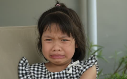 Trời nắng nóng, con dâu lúc nào cũng mặc áo kín bưng: Bố chồng nghe cháu gái nói 1 câu mà khóc ròng vì sự thật