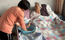 Đi làm giúp việc nhưng muốn đón cả mẹ già lên ở cùng, cô chủ liền ra tay xử lý khiến tôi rơi nước mắt