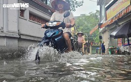 Nhiều tuyến đường ở Hà Nội ngập sâu sau trận mưa lớn sáng 1/5