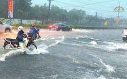 Mưa như trút nước kèm sấm sét ở Bình Dương, nhiều xe 'chết đuối’ trên đường