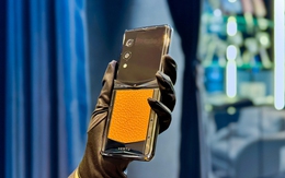 Cận cảnh mẫu điện thoại gập có giá lên đến hơn nửa tỉ đồng