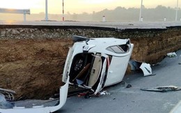 Sập mặt cầu mới khánh thành ở Tây Ninh, ô tô và 2 xe máy rơi xuống hố