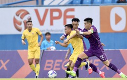 Quả bóng Vàng Việt Nam không rời sân dù HLV yêu cầu thay người, 4 trận liền không ghi bàn