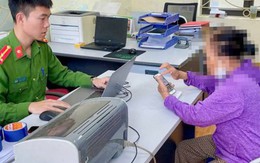 Trên đường ra ngân hàng, cụ bà 77 tuổi ghé vào trụ sở Công an xin tư vấn, nhờ đó thoát bẫy lừa đảo tinh vi