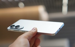 Cận cảnh smartphone mỏng 5,8 mm, giá bán 30 triệu đồng từ Samsung