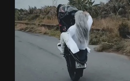 Người đàn ông điều khiển xe máy bằng chân, "bốc đầu" bằng 1 tay ở Bình Dương