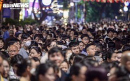 Dòng người xếp hàng xuyên đêm chờ chiêm bái xá lợi Phật