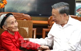 Tổng Bí thư Tô Lâm thăm, tặng quà Mẹ Việt Nam Anh hùng Lê Thị Sáu