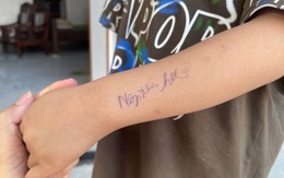 Tôi ám ảnh vì dòng chữ nhắc "Nộp tiền học" được viết trên tay đứa trẻ: Thay vì tiện lợi, xin hãy chọn lòng tôn trọng!