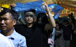 Cảnh tượng chật kín người xếp hàng từ sáng sớm đến đêm khuya để chiêm bái xá lợi Phật tại chùa Quán Sứ gây kinh ngạc