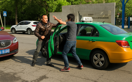 “Ác bá thôn” ở Trung Quốc: Taxi cán chết một con gà, đòi bồi thường 6,5 tỷ VNĐ; dám đấu súng với cảnh sát