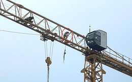Đang giải cứu thanh niên khỏa thân đứng trên cần cẩu cao hàng chục mét