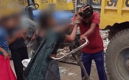 Con gái bị quấy rối, mẹ cầm dép đánh tên biến thái ngay giữa phố