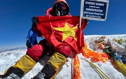 Nguyễn Mạnh Duy và Quốc kỳ Việt Nam trên đỉnh Everest