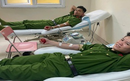 Hành động "không có gì lạ" của 3 cảnh sát cơ động đã cứu 1 người dân