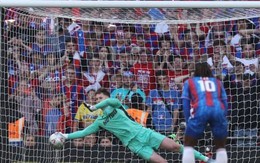 Người cũ Man Utd khiến Man City trắng tay