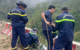 Bới đất, gạt đá tìm kiếm nạn nhân mất tích trong vụ sạt lở ở Lai Châu