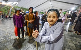 Cụ bà 90 tuổi một mình bắt xe khách đến Hà Nam chiêm bái xá lợi Đức Phật