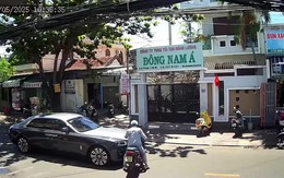 Xe máy quay đầu va phải Rolls-Royce rồi bỏ chạy