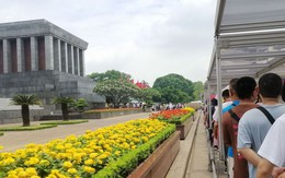 Dòng người nối dài vào Lăng viếng Bác nhân kỷ niệm 135 năm ngày sinh của Người
