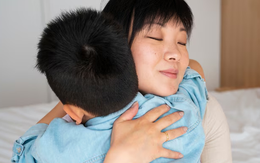 Sau hôm bị bắt nạt ở trường và được tôi "giải cứu", con riêng của chồng bỗng thay đổi 180 độ