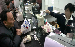 Mang 35 tỷ đồng tiền đền bù đất đi gửi ngân hàng, sáng hôm sau số dư chỉ còn 0 đồng, ngân hàng tuyên bố: "Chúng tôi giúp anh trả nợ đấy!"