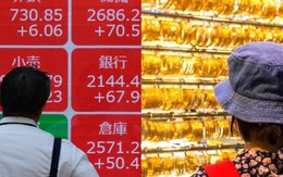 Cú sốc khiến chứng khoán lao dốc, giá vàng vọt tăng