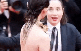 Clip 1 sao nữ Cbiz bị 4 bảo vệ Cannes cùng lúc đuổi khỏi thảm đỏ vẫn "mặt dày" tạo dáng