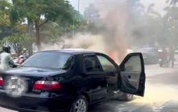 Ô tô con bốc cháy dữ dội trên đường phố trung tâm Huế