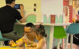 Hai khung cảnh trái ngược tại khu vui chơi trong TTTM ngày lễ: Ranh giới giữa bận rộn và vô tâm mong manh lắm!