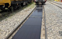 Cận cảnh nhà máy điện mặt trời đầu tiên xây ngay trên đường ray xe lửa