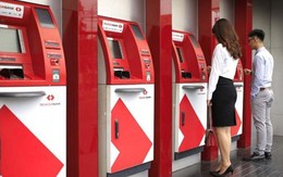 Techcombank thông báo: Thủ đoạn dán băng dính che camera tại cây ATM để làm thẻ ngân hàng giả, rút tiền của nạn nhân