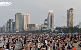Biển người ở các bãi tắm Đà Nẵng và phố cổ Hội An dịp lễ 30/4-1/5