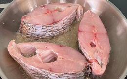 Rắc 1 thìa "bột trắng" khi rán cá - cá giòn rụm lại không nát tươm: Chiêu này "đỉnh của chóp"!