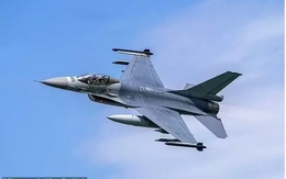 UFO đâm tiêm kích F-16 giữa sa mạc Arizona, phi công suýt gặp nạn