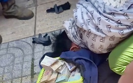 Người đàn ông mặc áo chống nắng xông vào ngân hàng cướp rổ tiền