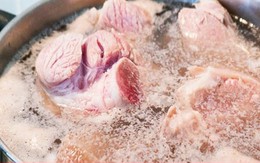 Nên chần xương bằng nước sôi hay nước lạnh?