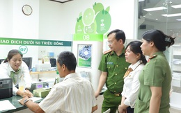 Xác định được người chuyển tiền, công an phối hợp với ngân hàng phong tỏa một tài khoản tại Vietcombank, giúp nạn nhân bị lừa đảo thu hồi gần 300 triệu đồng