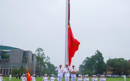 Lễ treo cờ rủ Quốc tang nguyên Chủ tịch nước Trần Đức Lương tại Quảng trường Ba Đình