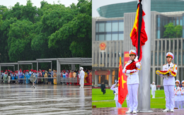 Người dân lặng người tiễn biệt nguyên Chủ tịch nước Trần Đức Lương thời khắc Quốc kỳ rủ kéo lên giữa Quảng trường Ba Đình