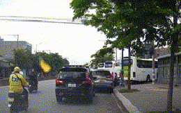 TP HCM: Chủ ô tô mở cửa xe bất cẩn hất văng xe máy, còn đòi bồi thường 3 triệu đồng