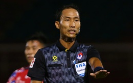 Trở lại sau lùm xùm, trọng tài FIFA lại bị HLV V.League chê tơi tả: "Tôi không thể hài lòng nổi"