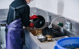 Không ngờ đến nghề này cũng bị cướp việc, nhân viên giờ chỉ biết rửa bát: "Chúng ta rồi thành vô dụng hết"