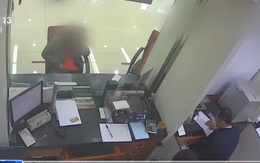 2 thanh niên đến ngân hàng rút 720 triệu đồng, nhân viên phát hiện tài khoản đã 3 năm không hoạt động, gọi cảnh sát vào cuộc điều tra