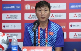 4 tuyển thủ Việt Nam đấu MU, HLV Kim Sang-sik phải mang theo bác sĩ