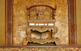 Cận cảnh ngai vàng triều Nguyễn hơn 200 năm tuổi vừa bị đập gãy