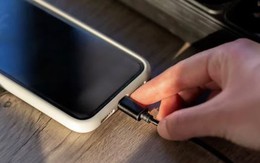 Mắc sai lầm này khi dùng sạc điện thoại, người đàn ông vô tình gây cháy nhà