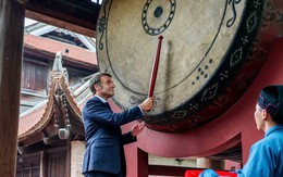 Tổng thống Pháp Macron thực hiện nghi lễ đánh trống Sấm ở Văn Miếu - Quốc Tử Giám